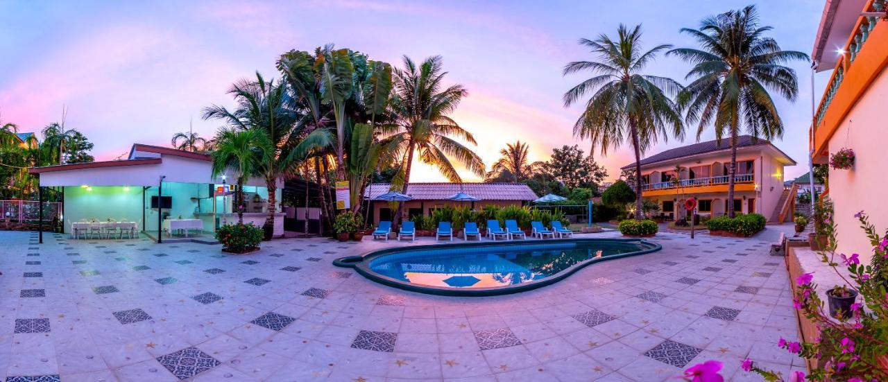 Coconut Resort Hotel Patong Exterior foto